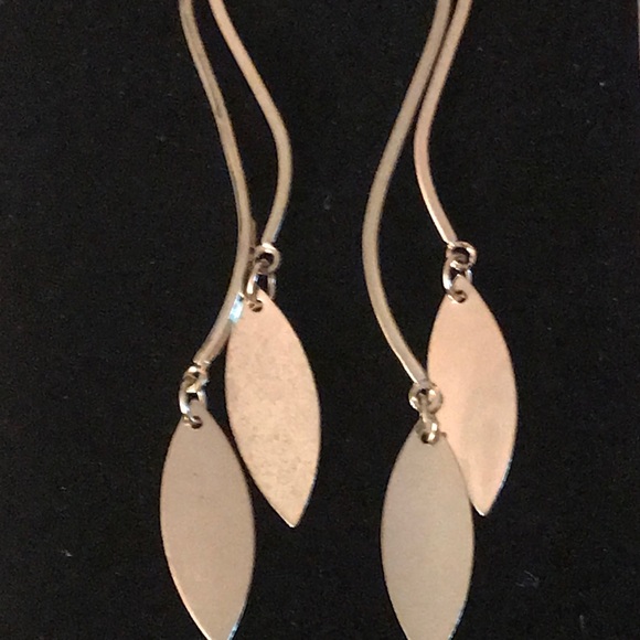 🛍 Goldtone Dangling Leaves Earrings w/Gift bag - Picture 2 of 7